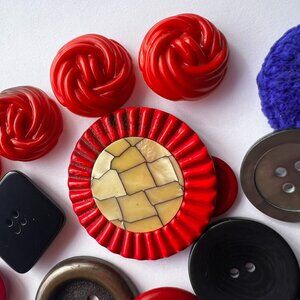 31 VINTAGE BUTTONS Assorted Buttons